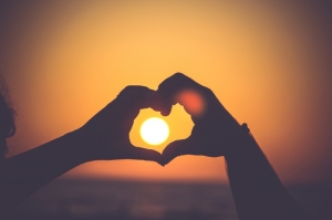heart-hands-sunset-id9168-640x427
